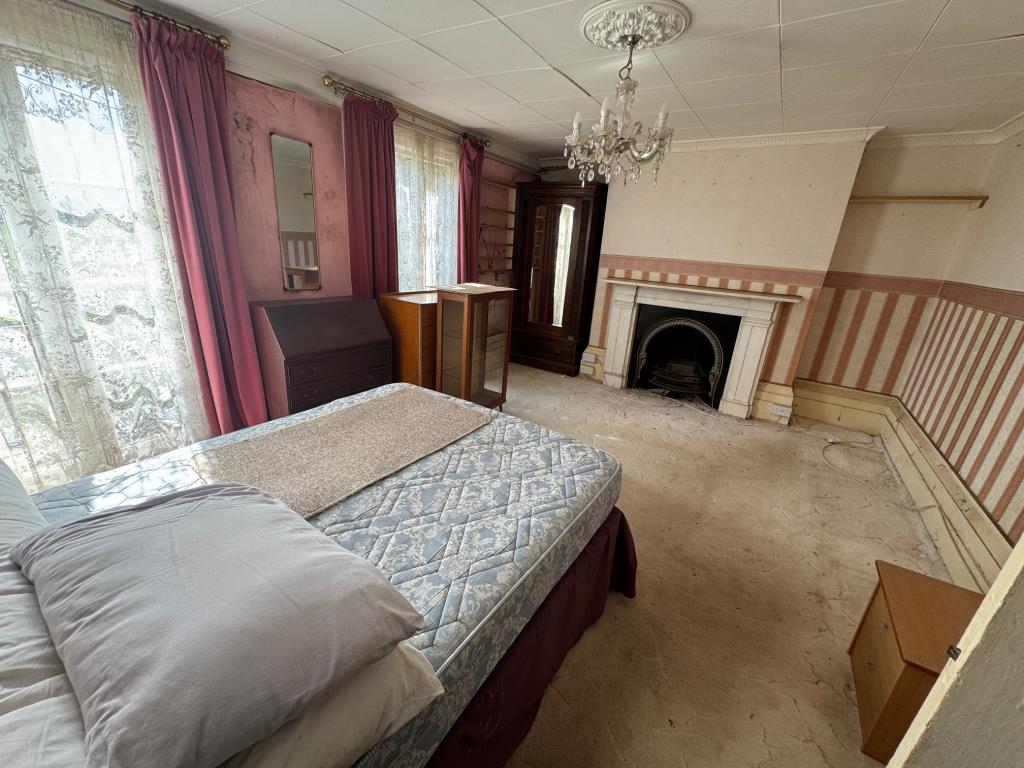 Lot: 68 - FOUR-BEDROOM HOUSE FOR TOTAL REFURBISHMENT OVERLOOKING THE RYPE - Bedroom 1